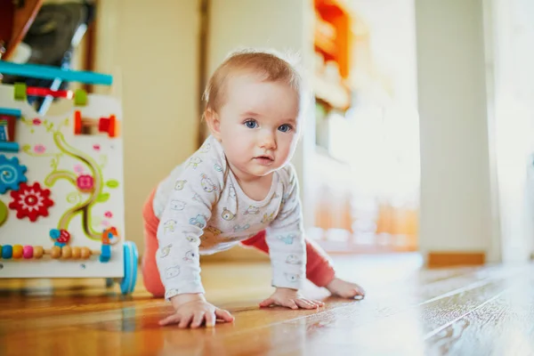 Baby flicka lära sig att krypa — Stockfoto