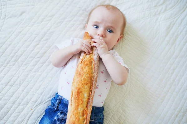 Niña de seis meses comiendo pan — Foto de Stock