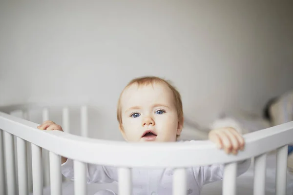 Bedårande Baby flicka i Co-Sleeper spjälsäng — Stockfoto