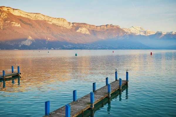 Vista panoramica del Lac d'Annecy nella città alpina di Annecy — Foto Stock