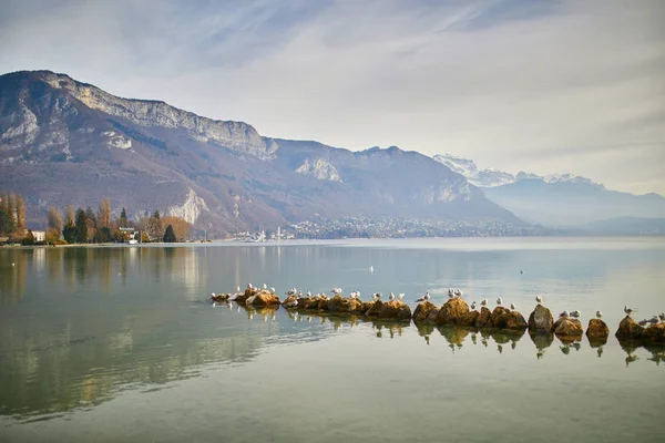 Vista panoramica del Lac d'Annecy nella città alpina di Annecy — Foto Stock