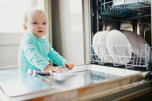 Pequeño niño ayudando a descargar lavavajillas —  Fotos de Stock