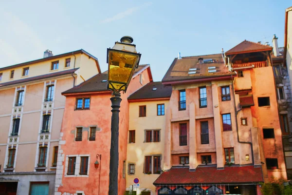 Beautiful buildings in alpine town of Annecy — Stock Photo, Image