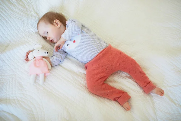 Adorável bebê menina dormindo no berço sob cobertor de malha — Fotografia de Stock