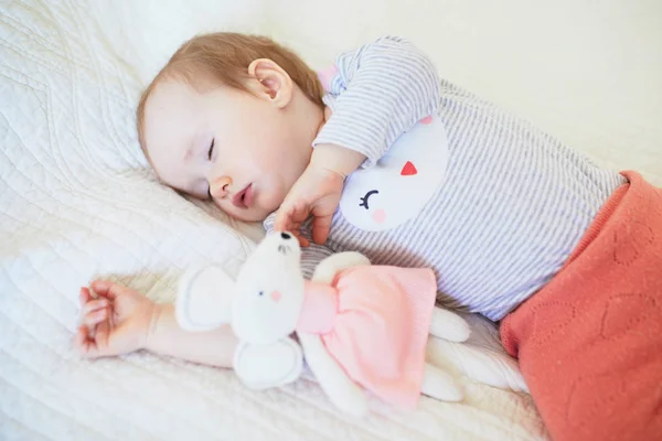 Adorável bebê menina dormindo no berço sob cobertor de malha — Fotografia de Stock