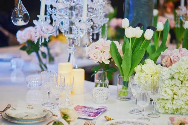 Bella tavola apparecchiata con candele e fiori — Foto Stock