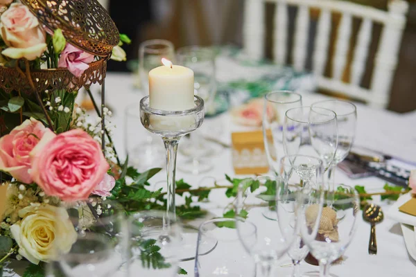 漂亮的餐桌上的蜡烛和鲜花设置 — 图库照片