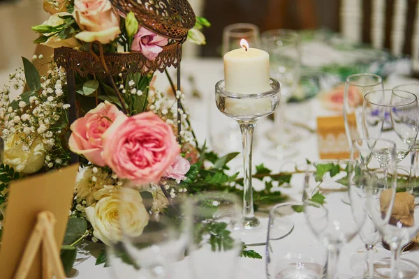 漂亮的餐桌上的蜡烛和鲜花设置 — 图库照片