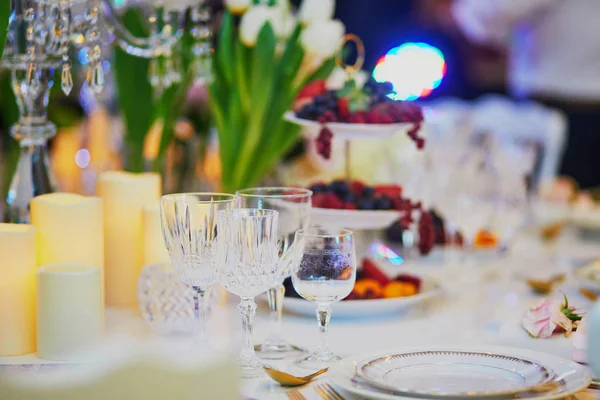 Mooie tafel set met kaarsen en bloemen — Stockfoto