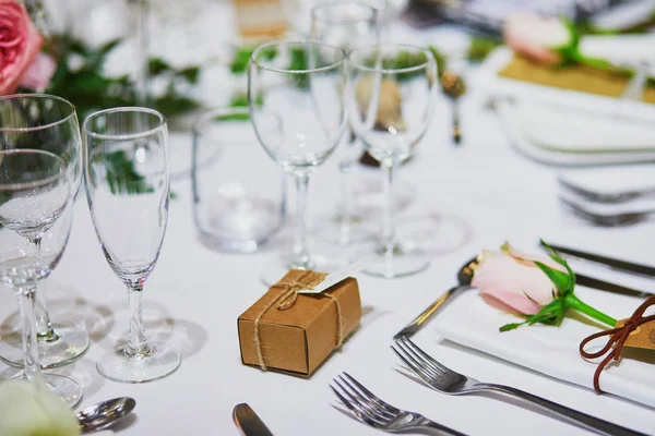 Bella tavola apparecchiata con candele e fiori — Foto Stock