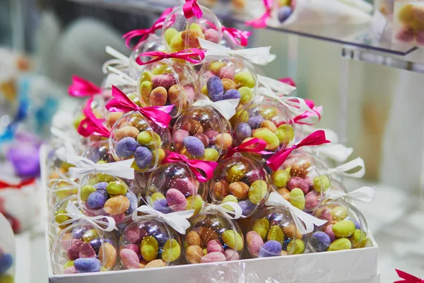 Coloridos caramelos en bolsas transparentes en la recepción de la boda o fiesta del evento — Foto de Stock