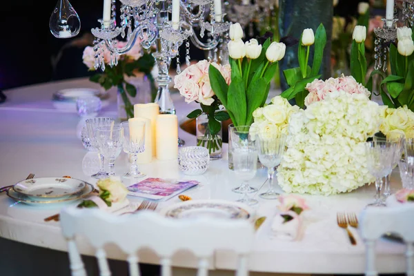 Mooie tafel set met kaarsen en bloemen — Stockfoto