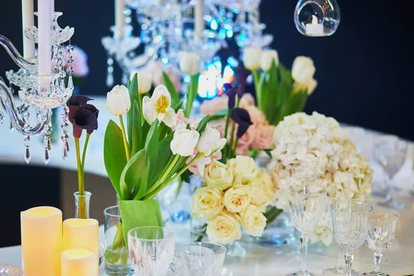 Hermosa mesa con velas y flores — Foto de Stock