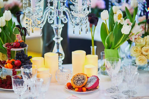 Vackert bord med levande ljus och blommor — Stockfoto