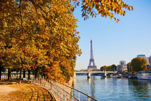 Scenic view to the Eiffel tower over the river Seine — Stock Photo, Image