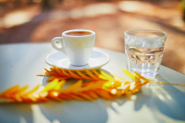 Kopje koffie op een tafel met een traditioneel openluchtcafé in Parijs — Stockfoto