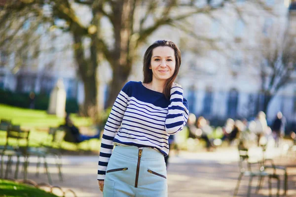 Glückliche junge Frau spaziert durch den luxemburgischen Garten von Paris — Stockfoto