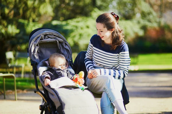 Mor och dotter i parken på en solig dag — Stockfoto