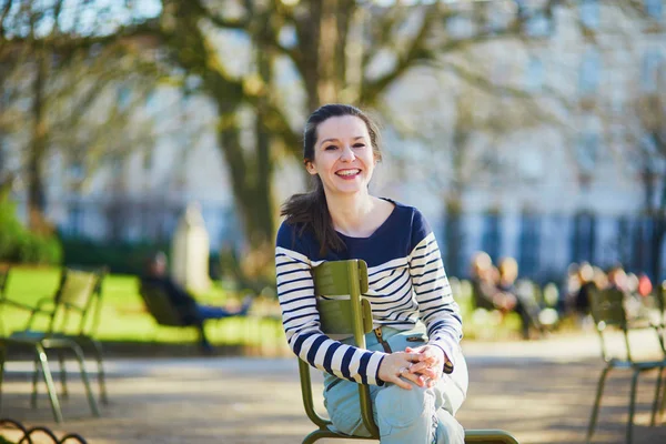 Joyeux jeune femme marchant dans le jardin luxembourgeois de Paris — Photo