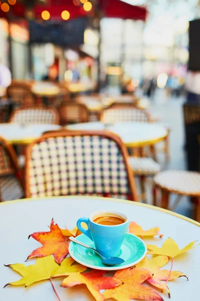 Tazza di caffè su un tavolo di caffè all'aperto tradizionale in Parigi — Foto Stock
