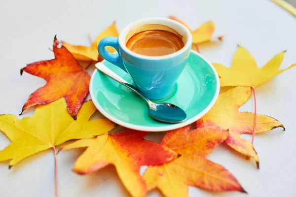 Una taza de café en una mesa de café tradicional al aire libre en París —  Fotos de Stock