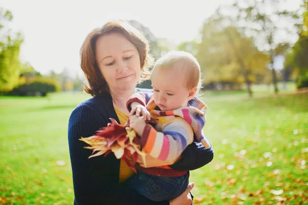 Park açık havada kadın ve bebek kız — Stok fotoğraf