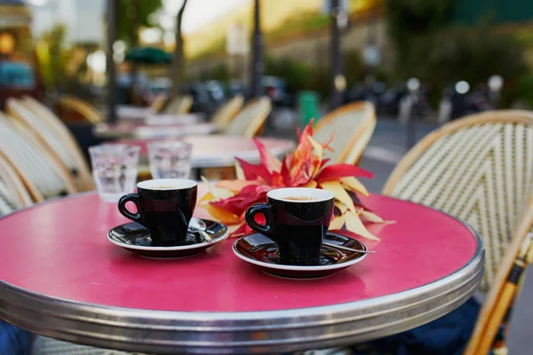 Дві чашки кави на столі традиційного відкритого кафе в Парижі — стокове фото
