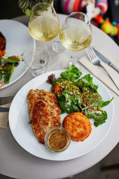 Мясо на гриле с овощами и двумя бокалами белого вина — стоковое фото
