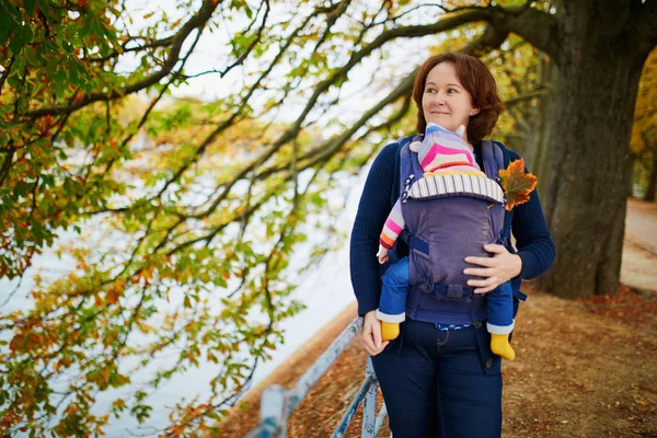 Kvinna och Baby flicka utomhus i parken — Stockfoto