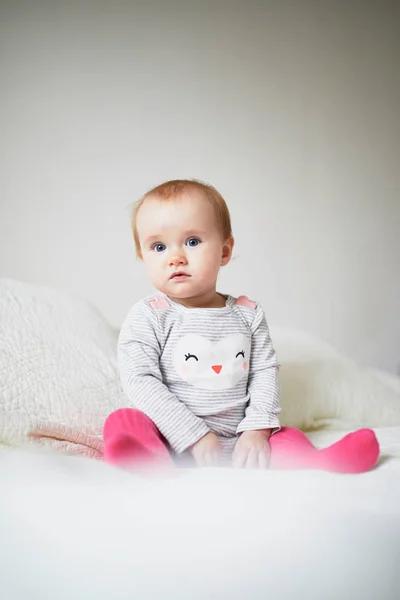 Baby Mädchen sitzt auf dem Bett — Stockfoto