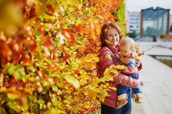 Woman and baby girl outdoors in park — Stock Photo, Image