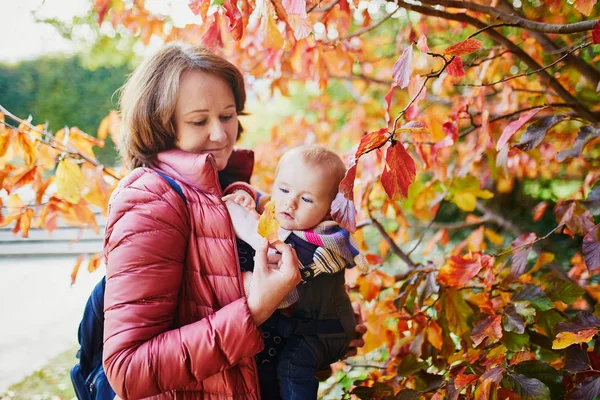 Kvinna och Baby flicka utomhus i parken — Stockfoto