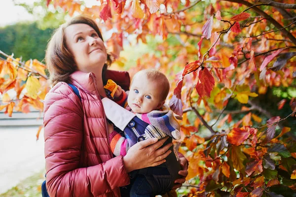 Mulher e bebê menina ao ar livre no parque — Fotografia de Stock