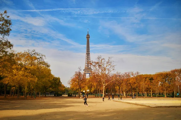 Pessoas a correr perto da Torre Eiffel — Fotografia de Stock