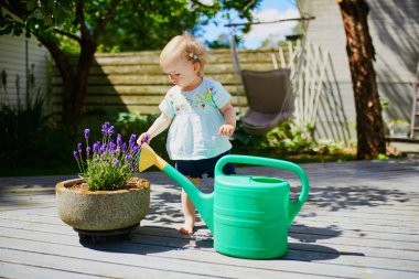 Sevimli bebek kız sulama pot ile oynarken