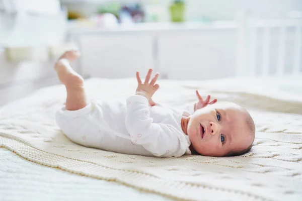 保育園でベッドに横たわっている女の赤ちゃん — ストック写真