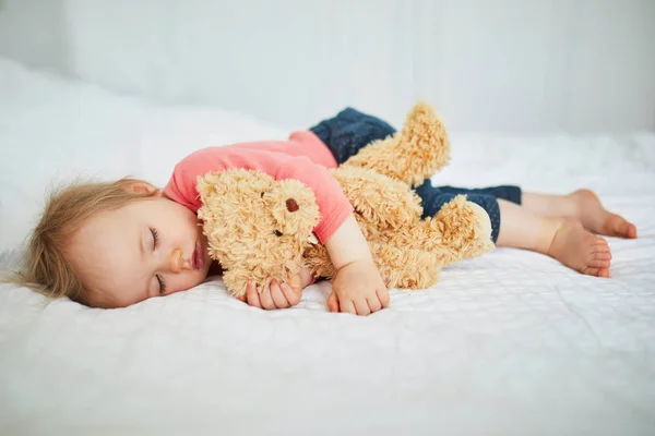 Adorável bebê menina dormindo com seu brinquedo favorito — Fotografia de Stock