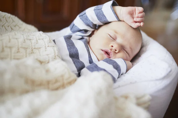 Bedårande bebis flicka sover i spjälsängen — Stockfoto