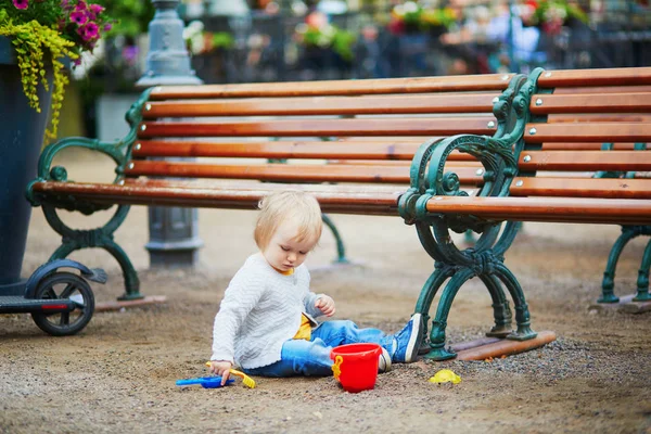 Kleinkind spielt mit Sandschimmel, Eimer und Schaufel — Stockfoto