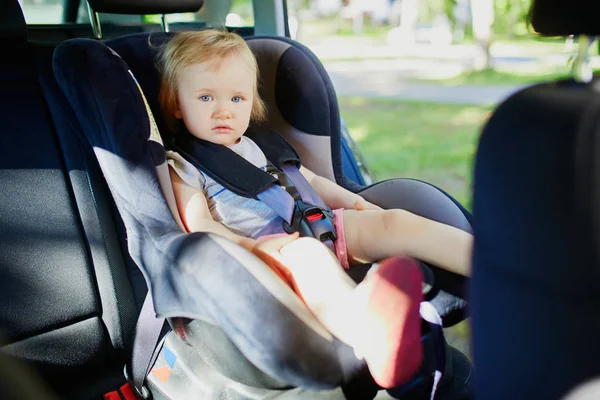 Adorable toddler girl in modern car seat — Stock Photo, Image
