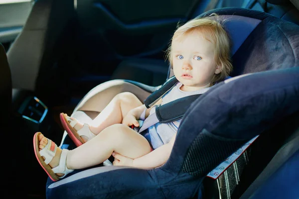 Αξιολάτρευτο κορίτσι νήπιο σε μοντέρνο κάθισμα αυτοκινήτου — Φωτογραφία Αρχείου