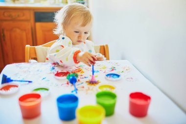 Parmakları ile sevimli küçük kız boyama