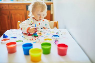 Parmakları ile sevimli küçük kız boyama