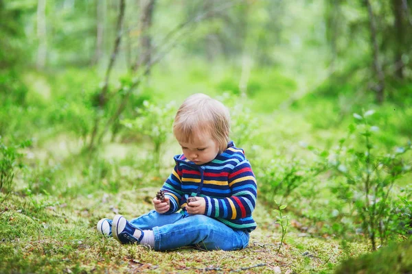 Entzückendes kleines Mädchen im Wald — Stockfoto