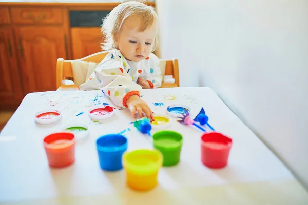 Schattige kleine meid schilderij met vingers — Stockfoto