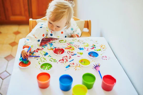 Urocza dziewczynka malując palcami — Zdjęcie stockowe