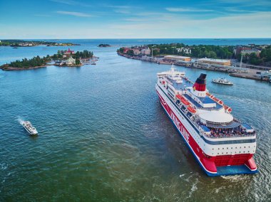 Helsinki, Finlandiya - 23 Haziran 2019: Helsinki limanından ayrılan Viking hattı feribotgabriella'nın havadan görünümü, Finlandiya