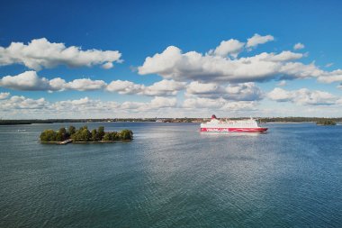 Helsinki, Finlandiya - 22 Haziran 2019: Helsinki limanından ayrılan Viking hattı feribotgabriella'nın havadan görünümü, Finlandiya