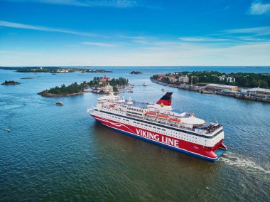 Helsinki, Finlandiya - 23 Haziran 2019: Helsinki limanından ayrılan Viking hattı feribotgabriella'nın havadan görünümü, Finlandiya