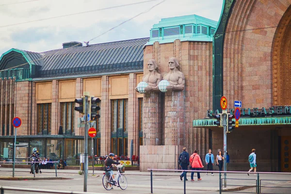 HELSINKI, FINLAND - JUNE 23, 2019: People heading to the main railway station in Helsinki, Finland — Stock Photo, Image